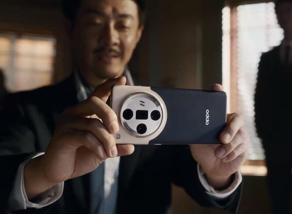 OPPO Find X7官方图，我觉得这个黑色和玻璃的拼接版本最好看，看样子就是
