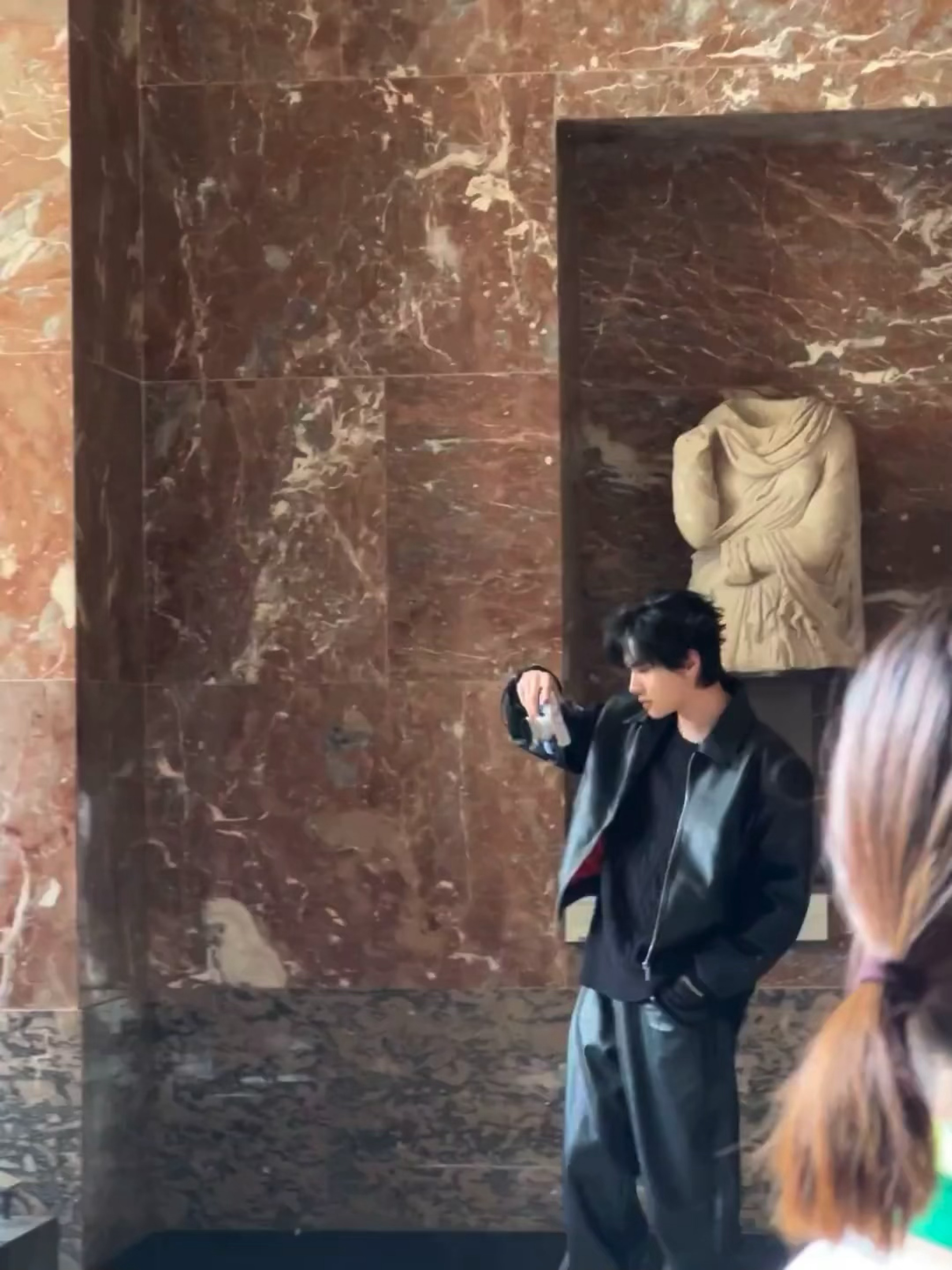 “在卢浮宫走到埃及馆的时候突然发现一个190大帅哥，在人群中极其突出”路人小姐姐
