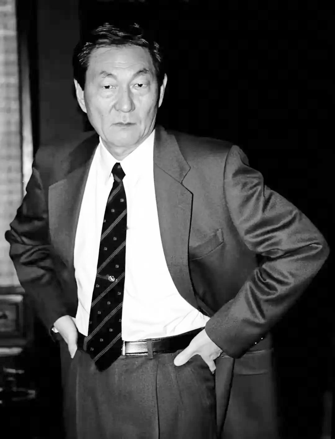 他是我们的好总理朱镕基，
他为国家和民族做出了重要贡献，
共和国不会忘记，
人们