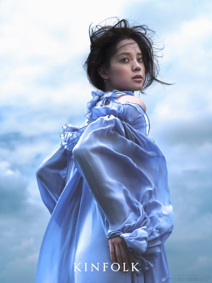 欧阳娜娜cos星期三欧阳娜娜美成希腊雕塑了时尚表现力太强了，多种风格轻松驾驭，每
