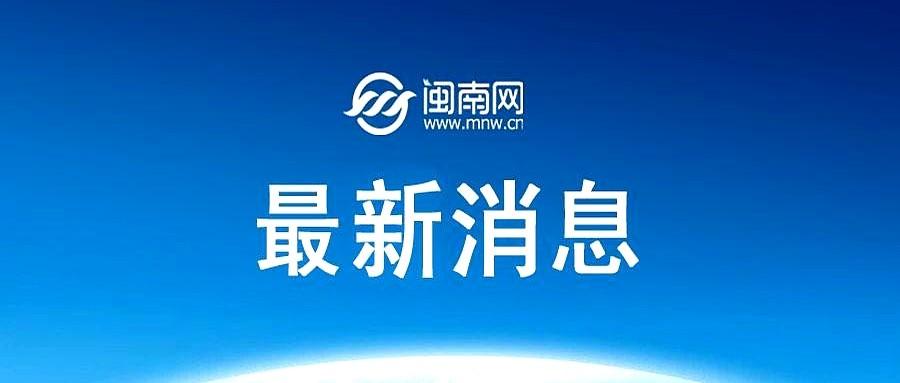 塞尔维亚总统武契奇11日在贝尔格莱德会见中国羽毛球名将林丹。
林丹拿着羽毛球拍送