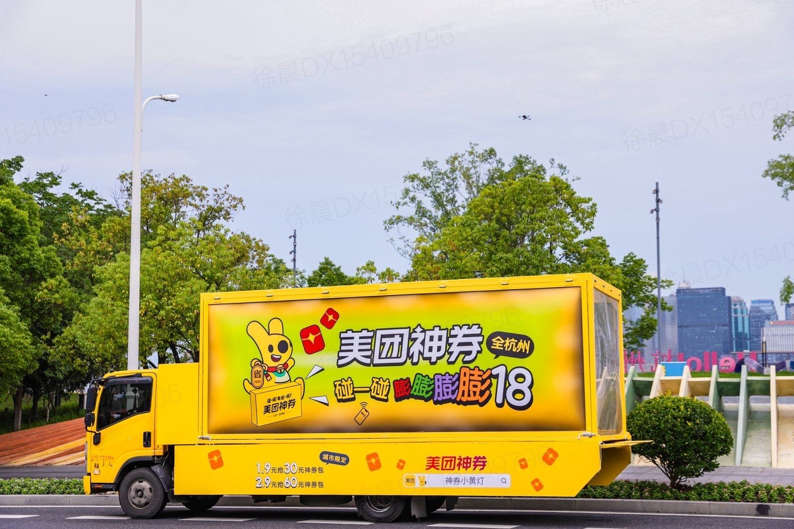 救——刚被美团袋鼠团团堵路了！！拿着小黄灯疯狂安利，一整个商场都是它们的身影，蹲