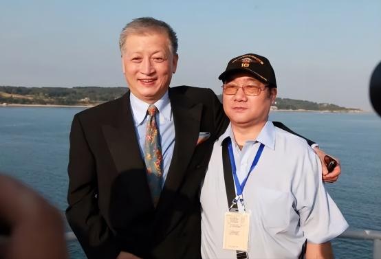 1996年，贺龙之子贺鹏飞找到香港商人徐增平，想让他去帮忙买下瓦良格号！没想到，