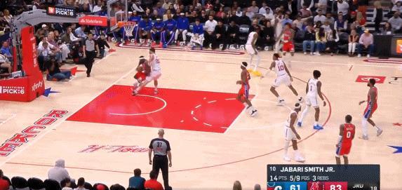 太快了！阿门反击乔治愣是没追上！
在今天NBA常规赛费城对阵火箭的第三节比赛中，