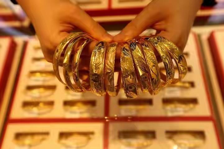 4月2日消息，瑞银策略师乔尼·特维斯预计，尽管近期黄金价格出现波动，但今年黄金价