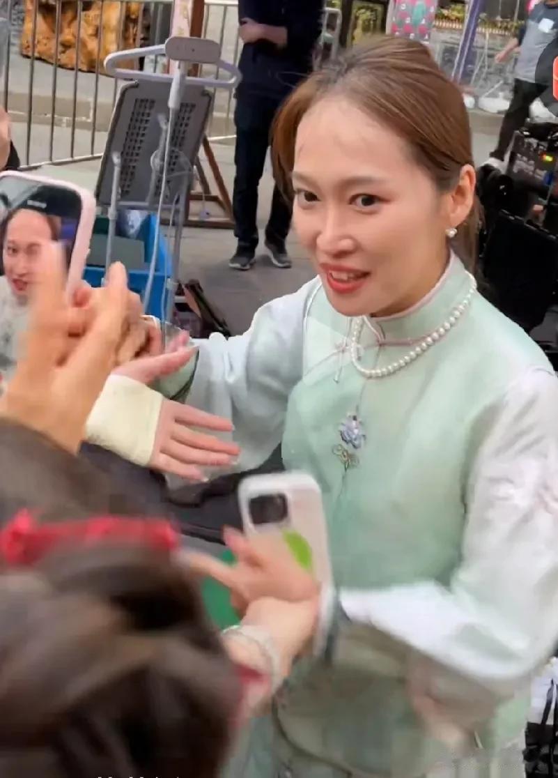 东方甄选的YOYO，直播间里很和善的一个才女。生活中，人看着也很nice[赞]可