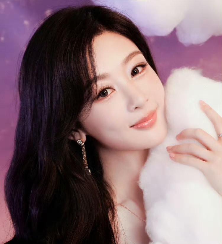 杨紫[超话] 你如同春日的精灵，路过人间时，弥漫芬芳与光亮。​​​