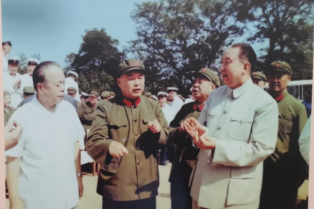 1980年7月，
辽宁省委第一书记的任仲夷（左一），
陪同前来辽宁视察的华国锋主