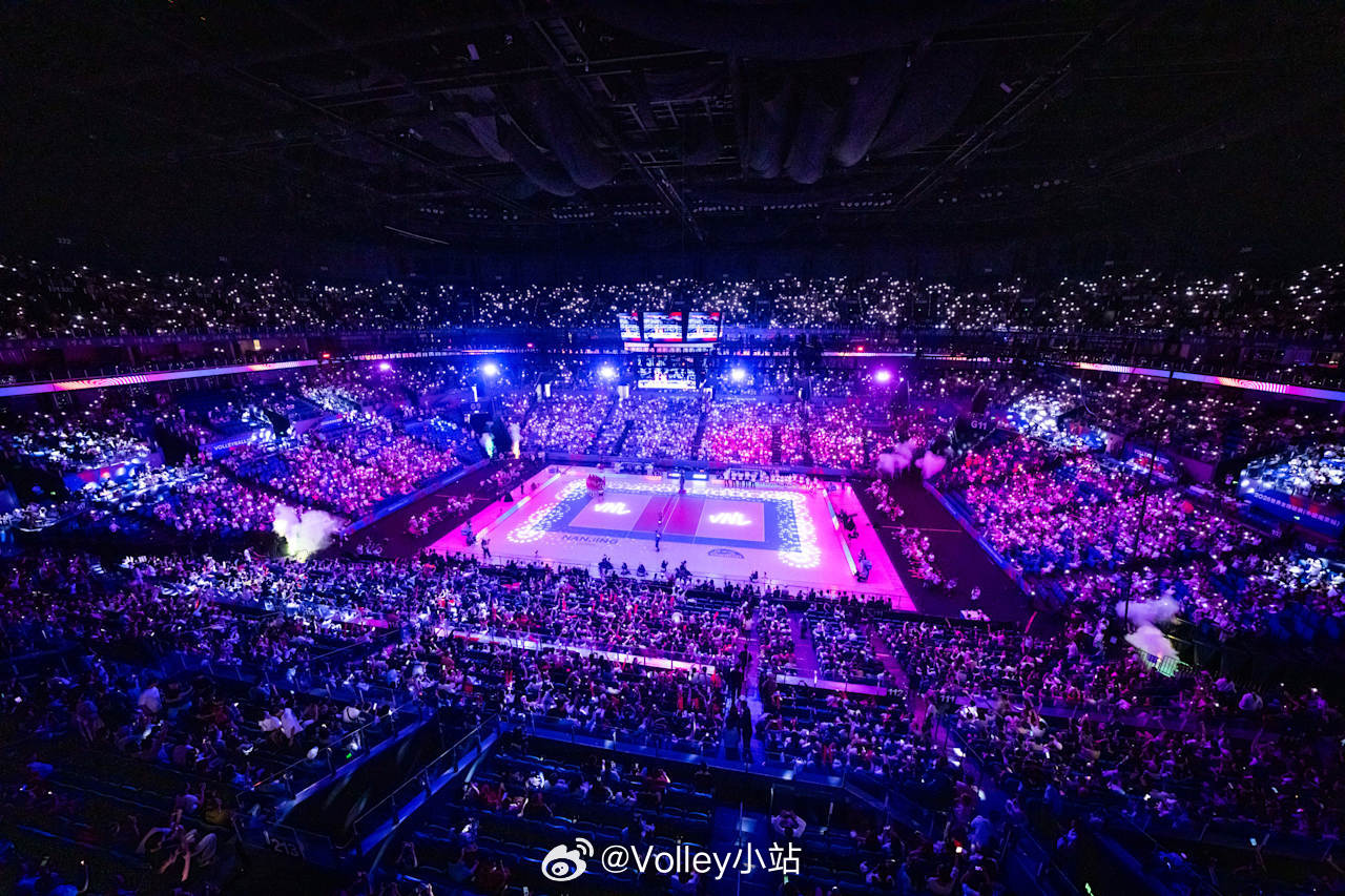新纪录｜中国女排vs塞尔维亚女排现场观众人数17816人，打破VNL观赛记录中国