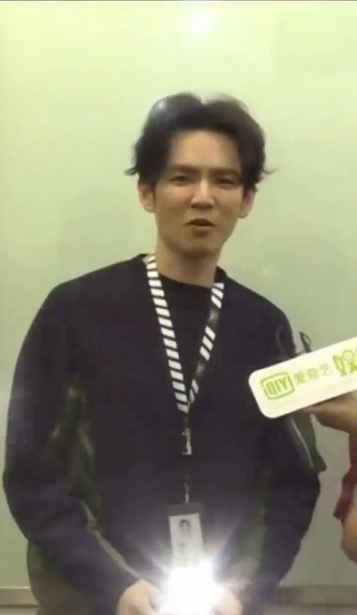 别再问哪里买票了。
演唱会门票早没了。
黄牛票全是坑。
大麦网显示