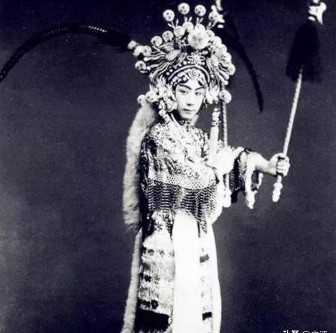 1968年北京街头上，京剧大师荀慧生痛苦的蜷缩在地上，女孩儿跪在冷风中，可投入倒