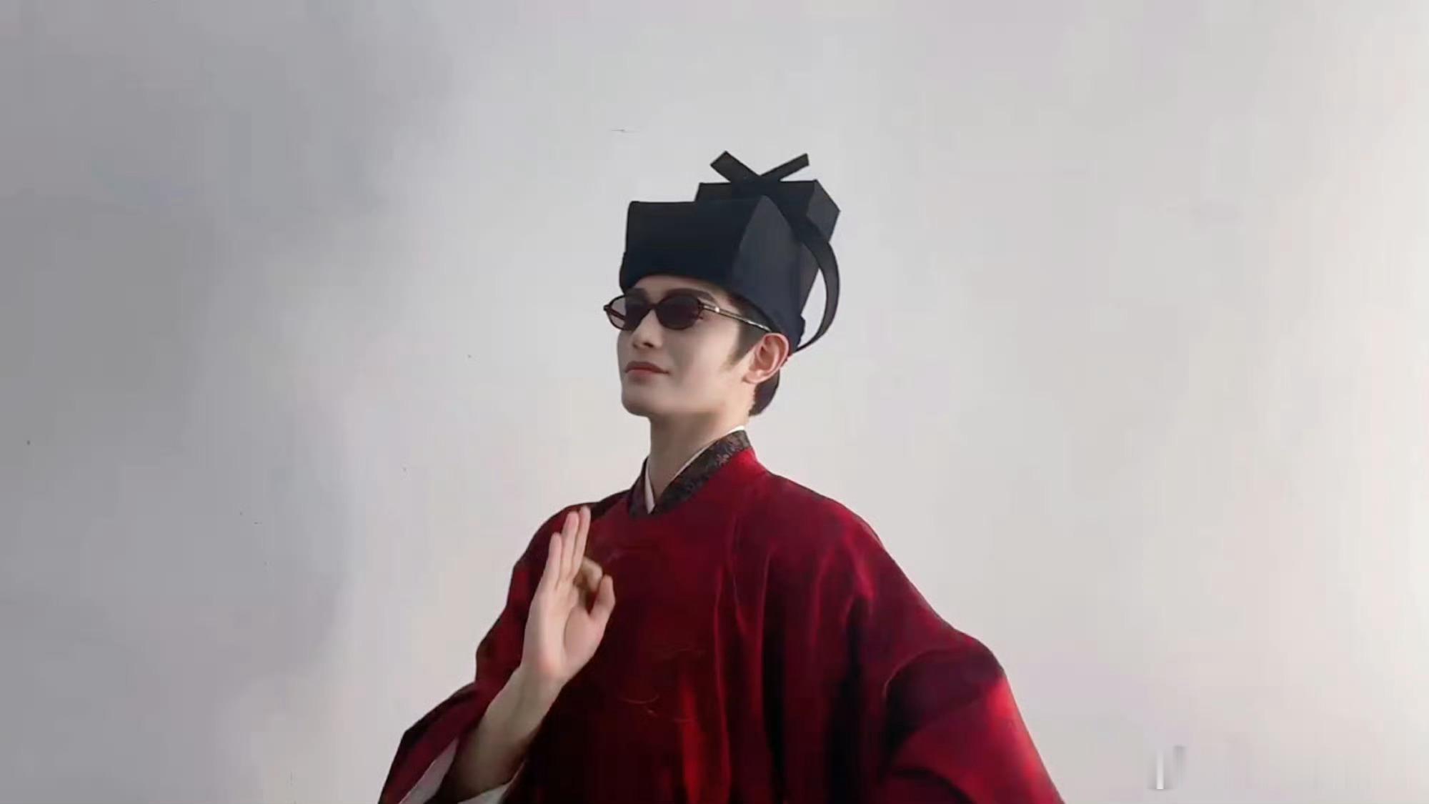 丁禹兮古装跳万物生丁禹兮古装跳万物生，随橙想好可爱，还戴个墨镜