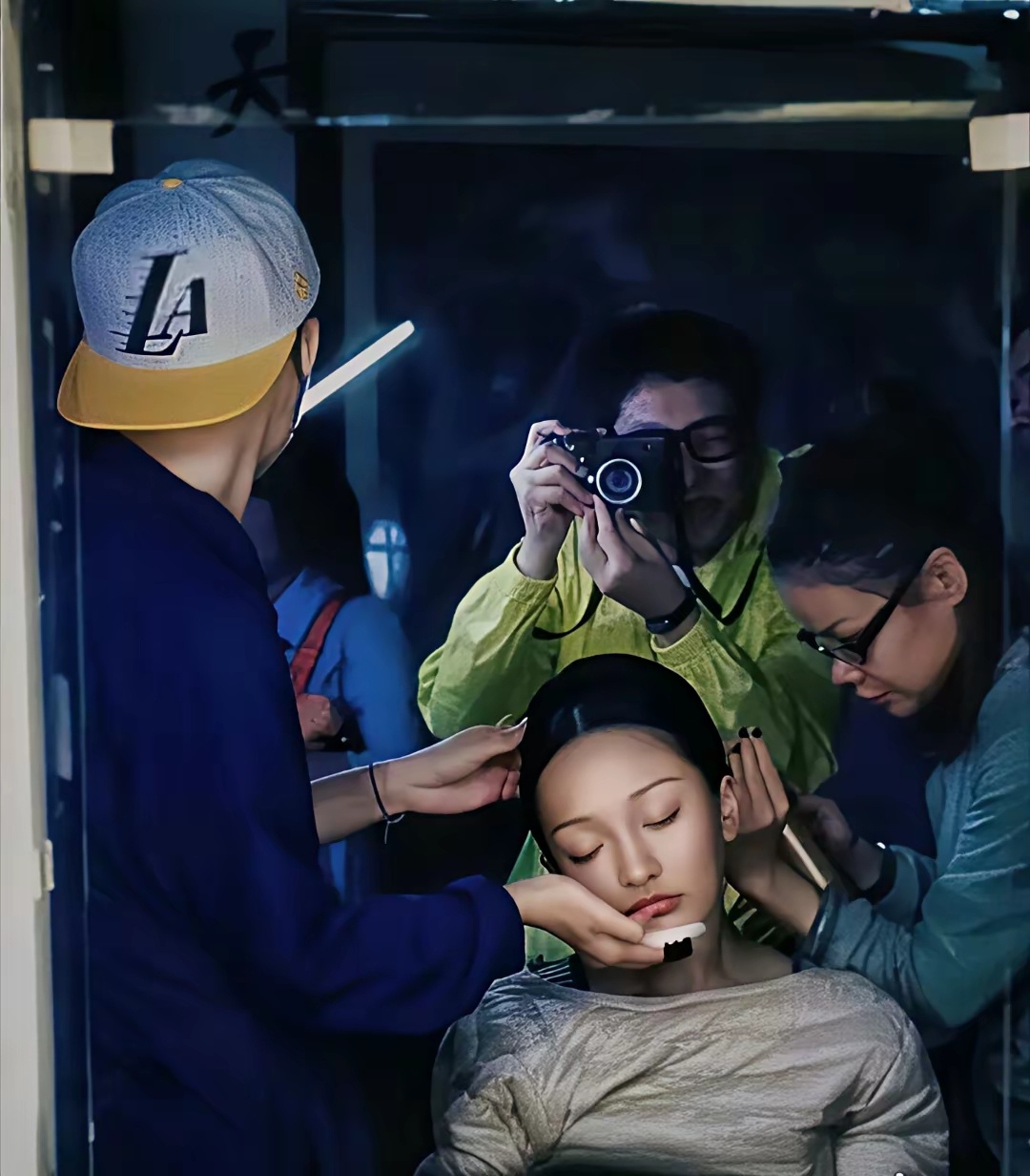 周迅拍《如懿传》时，化妆化着就睡觉了，工作人员拖着她的脸，好辛苦啊 。 ​​​