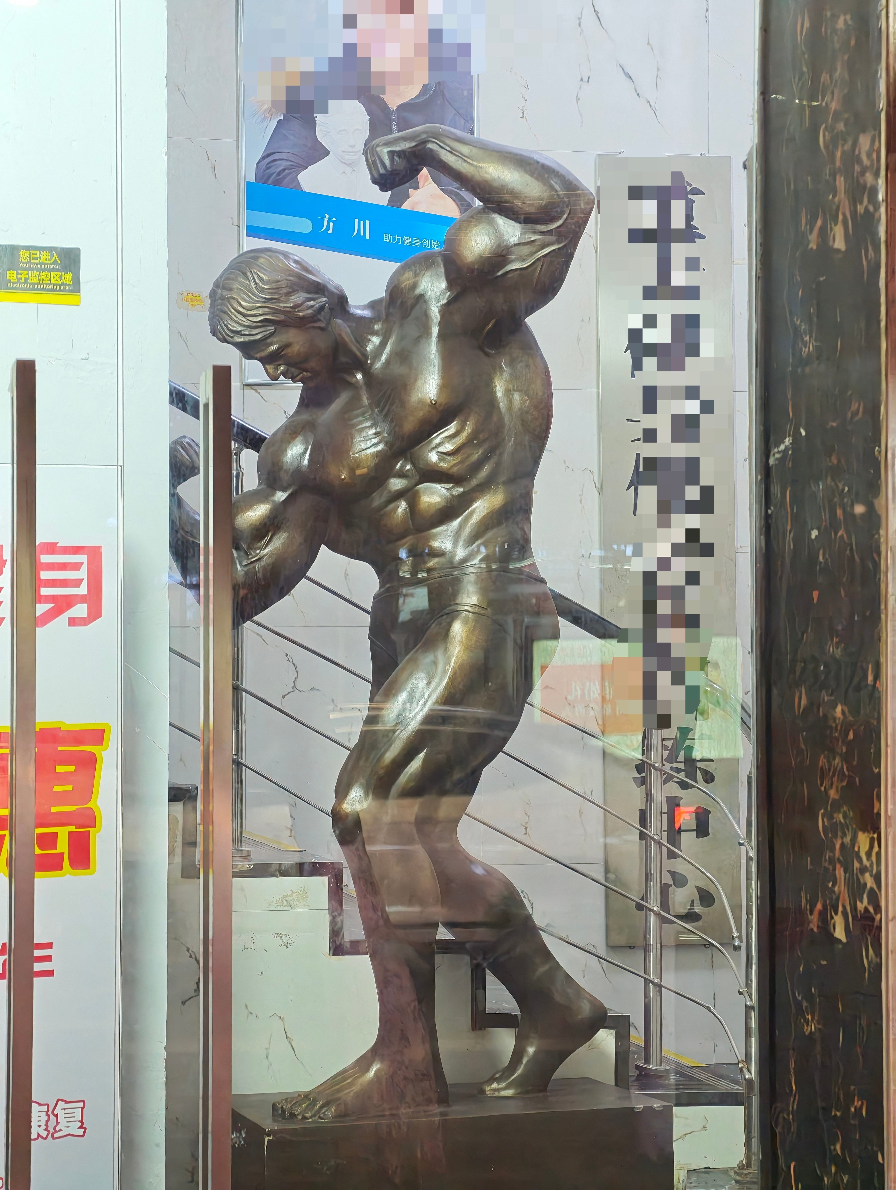 这健身房还搞一个大雕塑摆着，吓我一跳