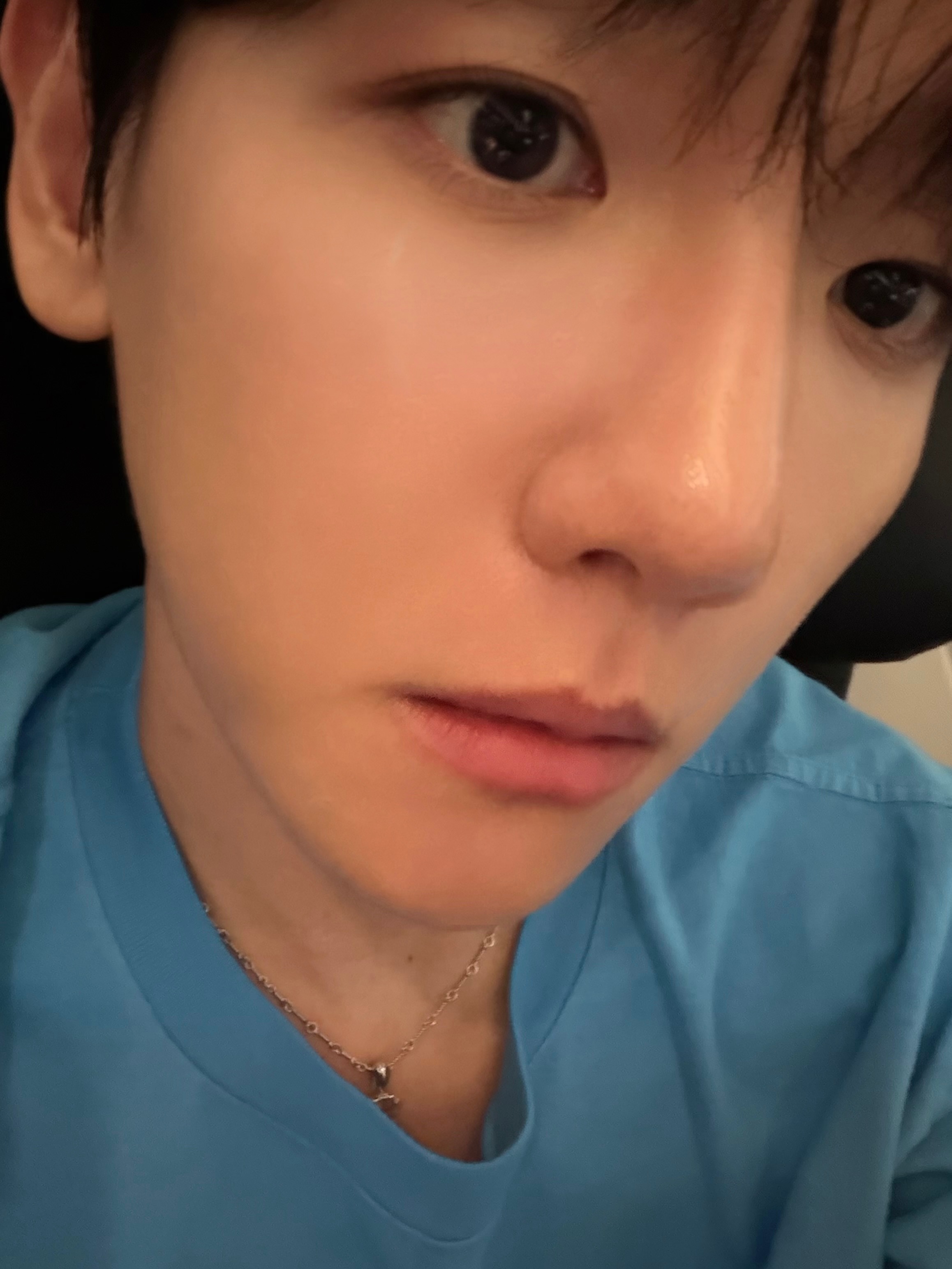 🐶：这张是在飞机上睡醒之后…拍的…因为觉得表情看起来太疲惫了 所以没发 但觉得