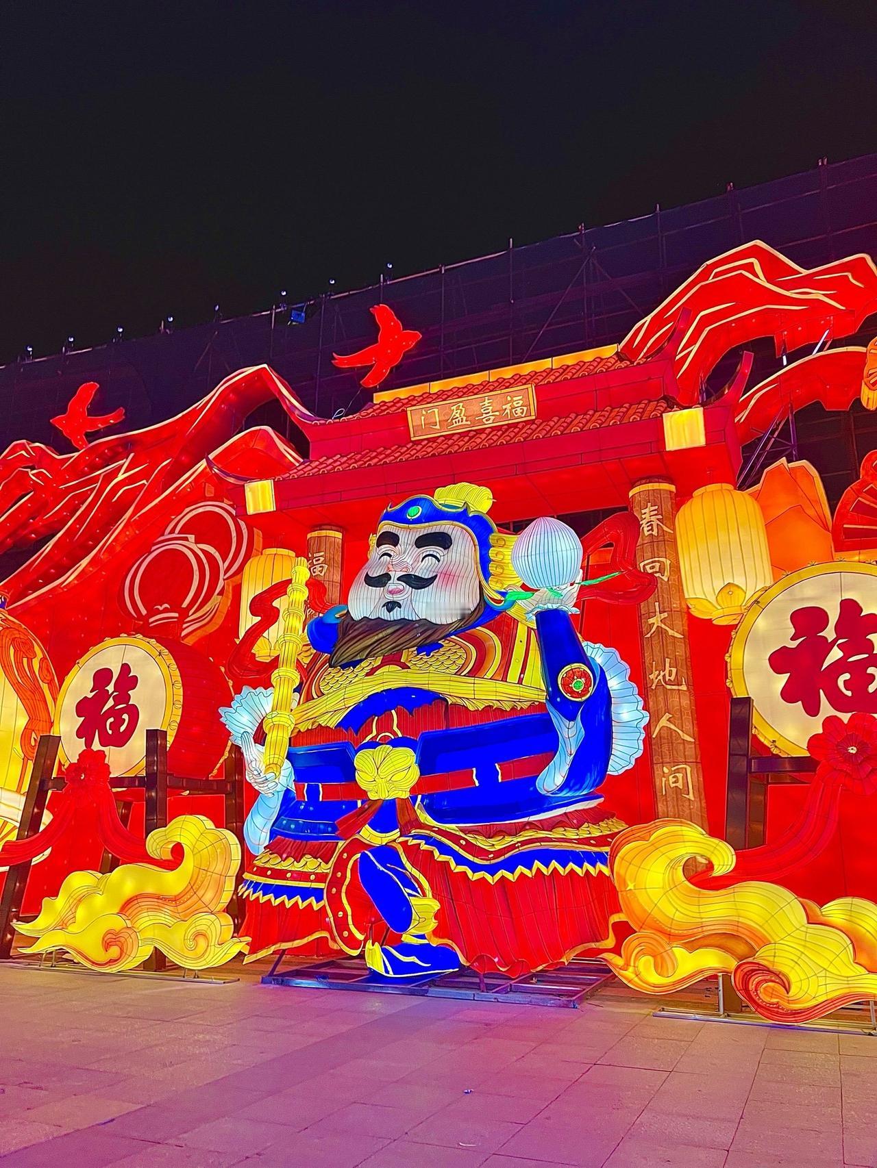 这个春节，全球刮起“变成中国人”的旋风：外国年轻人穿红袜、贴福字、学包饺子，把喝