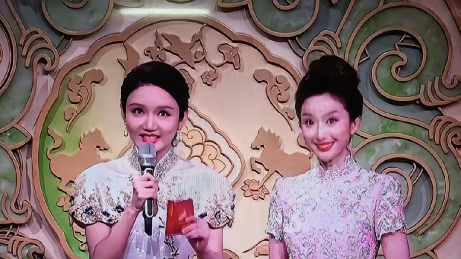 谁能想到，39岁的刘心悦，竟然成了今年春晚主会场最亮眼的“新人”。
她首次亮相，