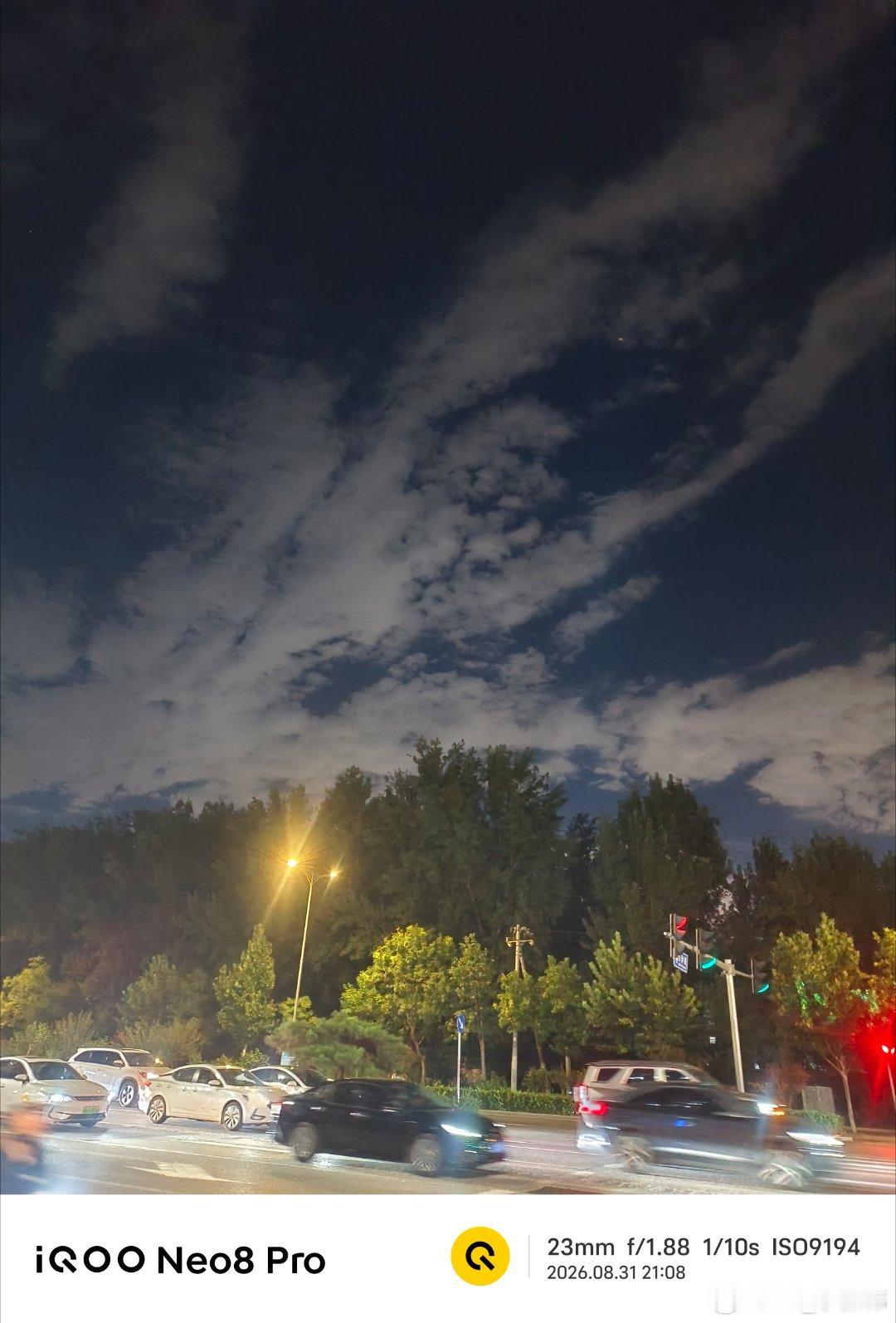 跑步[超话]坚持一周三次跑步健康无伤跑跑步 八月跑步收官🌙夜跑15.15公里，