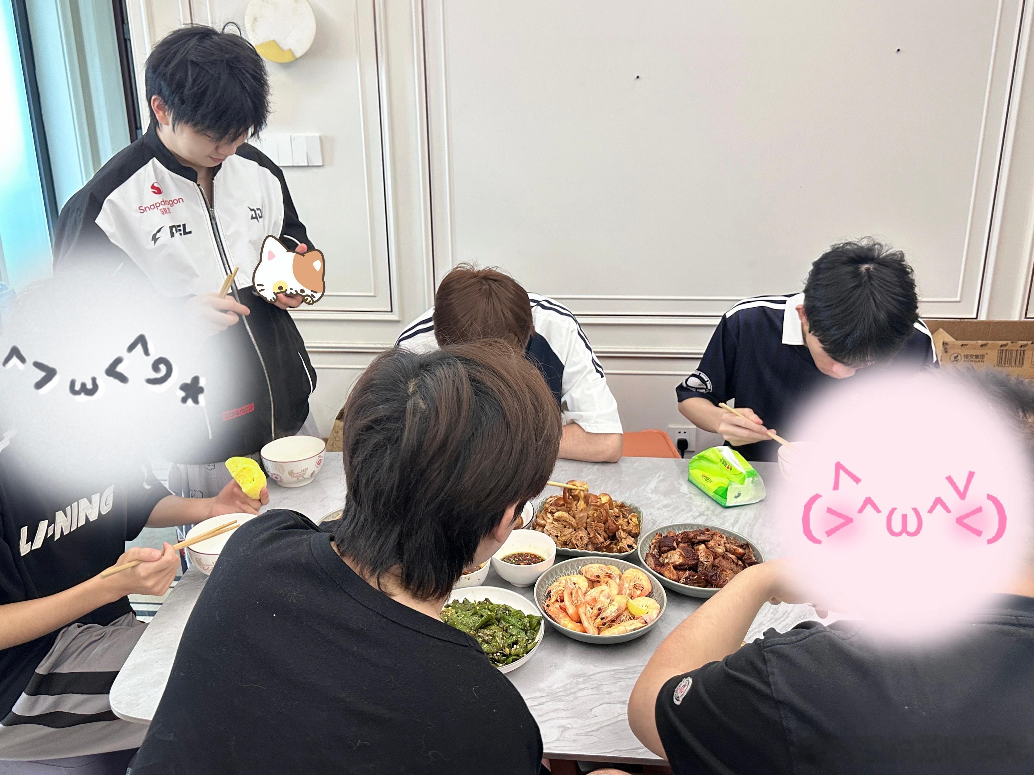 小伞每日首个抵达基地食堂，称"我～饿～"，见虾后表示"今天可以狠狠补充蛋白质了"
