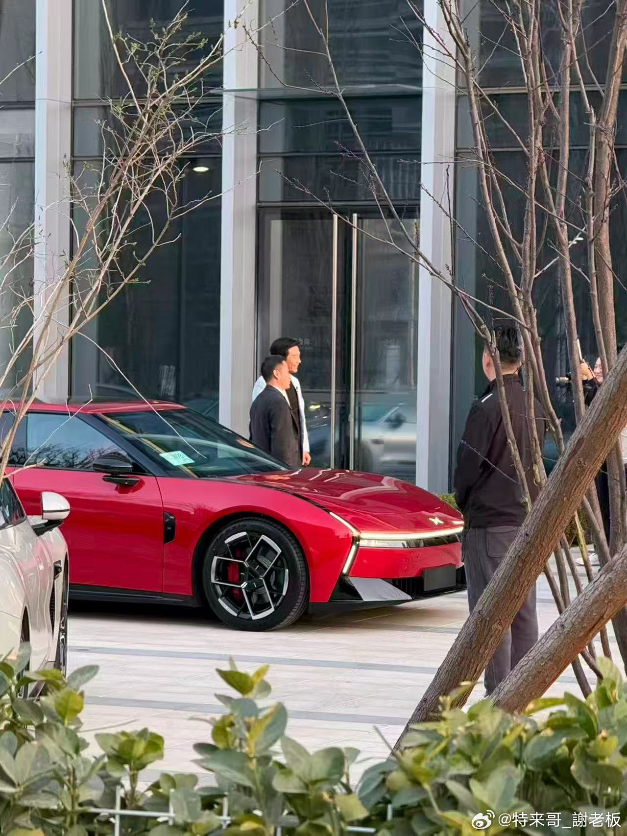 帮我看看红色P7旁边是不是雷总？小鹏p7这次太全面了