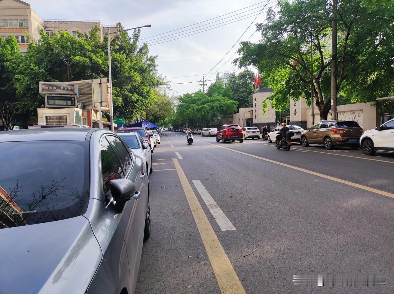 在荣昌，看路边停的车，了解游客的来处。确实是五湖四海都有。
从有序的停放，车辆正