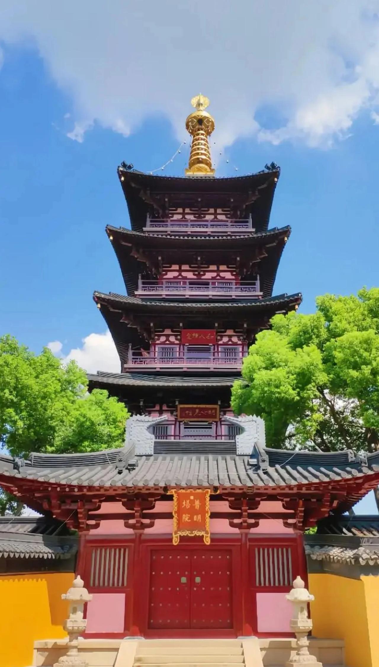 寒山寺是闻名遐迩的千年古刹。绿树掩映的晨钟暮鼓，古色古香的殿宇楼阁，沉积着悠久历