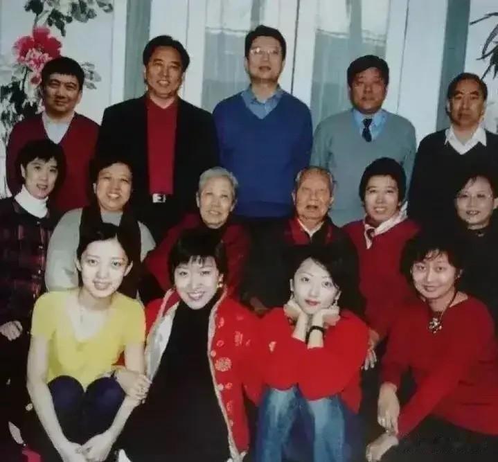 华国锋的全家福。

华国锋作为中国的重要政治家，虽然在政治上有着一段波澜壮阔的经