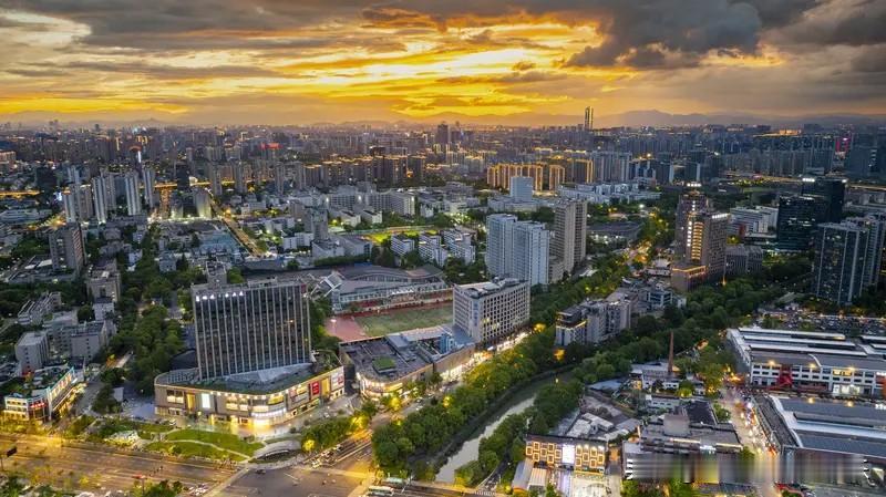 现在太原楼市里面那些明显房价高的地方，降幅会比较大。
太原楼市那些本来房价就不是