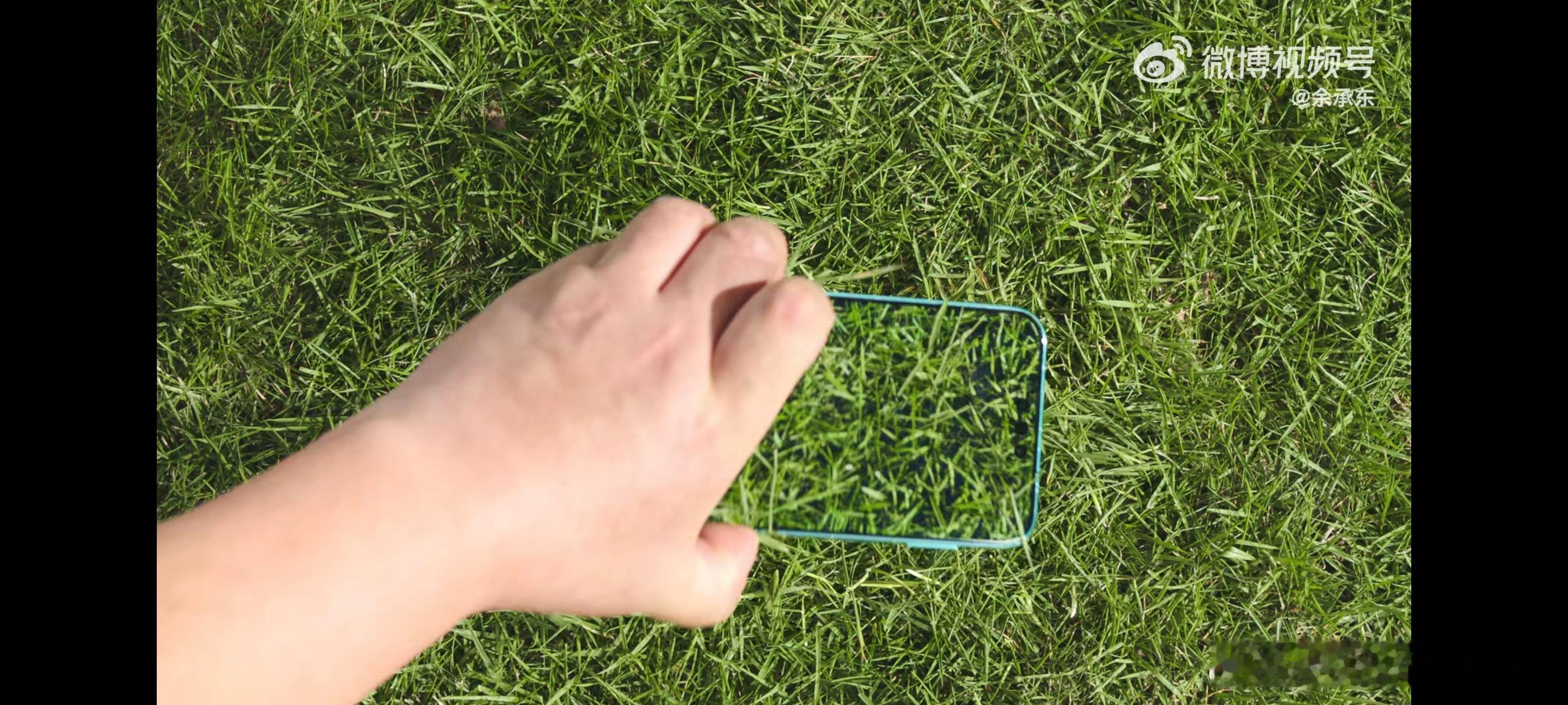 一开始真没注意是手机，在阳光下也能看清屏幕，这下在户外回消息之类的不用瞎摸靠猜了