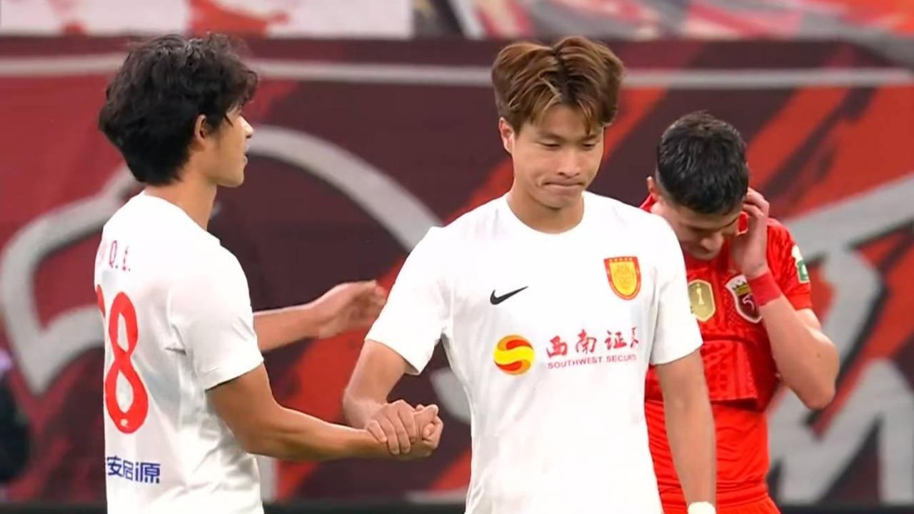 中超一夜爆冷，卫冕冠军轰然倒下！
重庆铜梁龙2-1上海海港，四连胜，仅落后榜首两