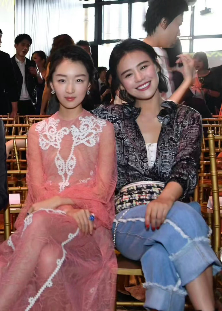 周冬雨亮相马思纯新片首映马思纯每次被喊东玉都想到冬雨 “我在这个电影里看到好多平