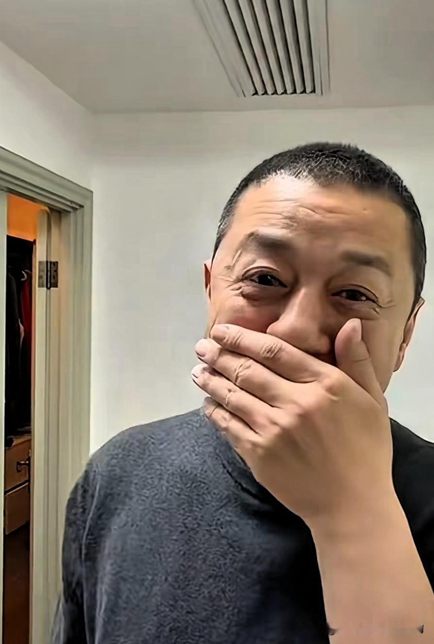 募款400万被嘲寒酸，他却感动哭了。

别人嫌少，他却说这是“上天派来的”。只因