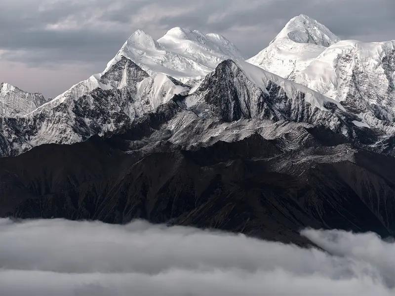 要说我认为最美的风景照片，那必须是我在川西拍到的贡嘎雪山。照片里，贡嘎主峰高耸入