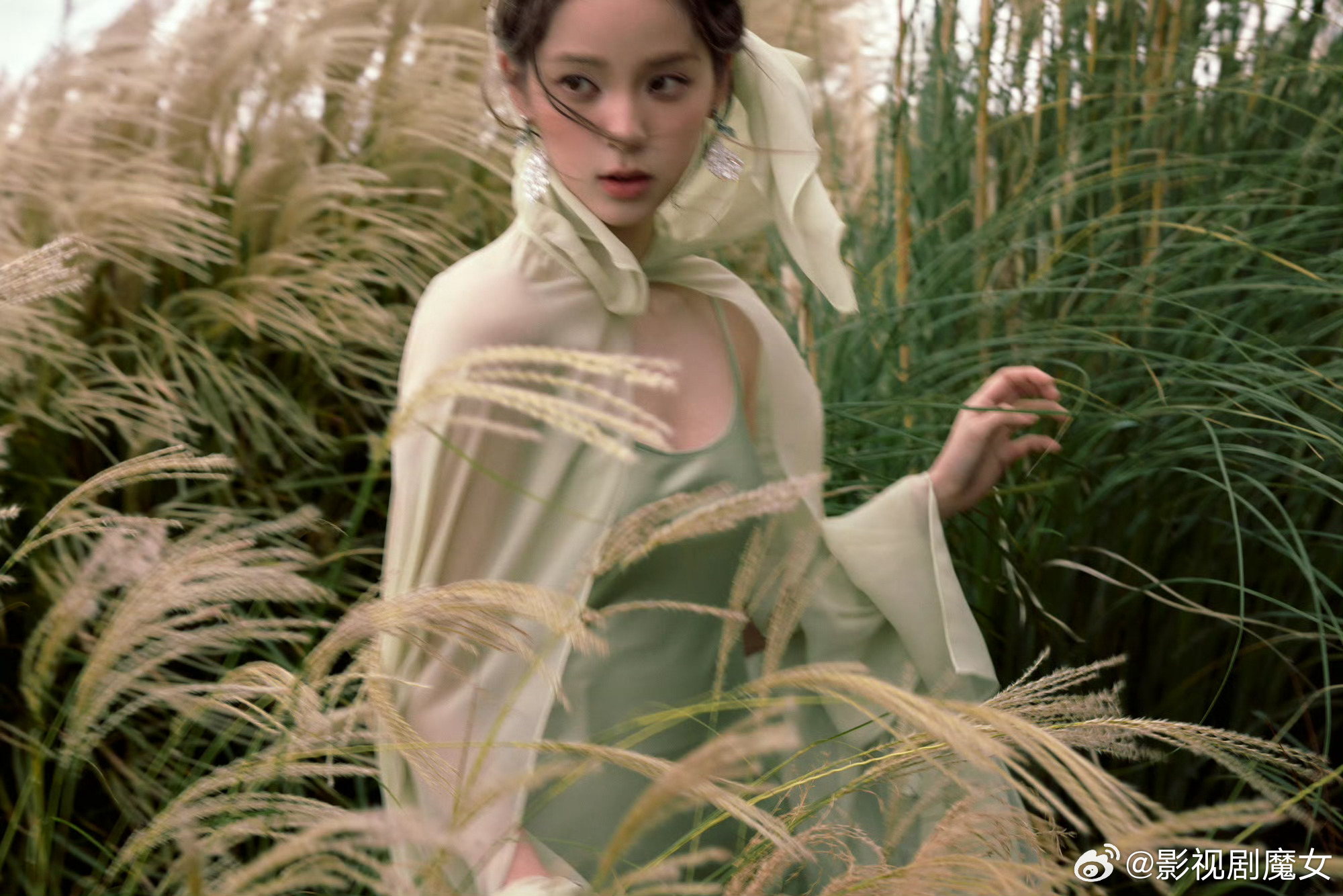 欧阳娜娜绿野仙踪 娜比这组图真的好美，油画少女奔跑，致敬电影《赎罪》经典一幕！女
