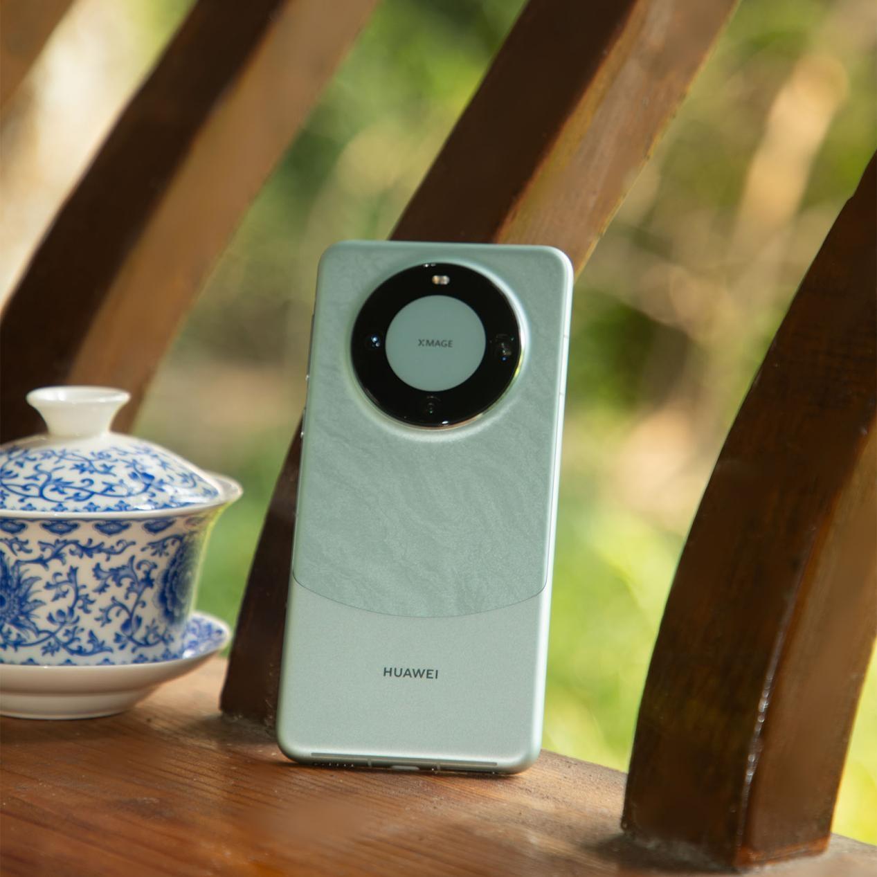 华为Mate60 Pro最火的配色，应该就是这个「雅川青」了吧？现在已经一机难求