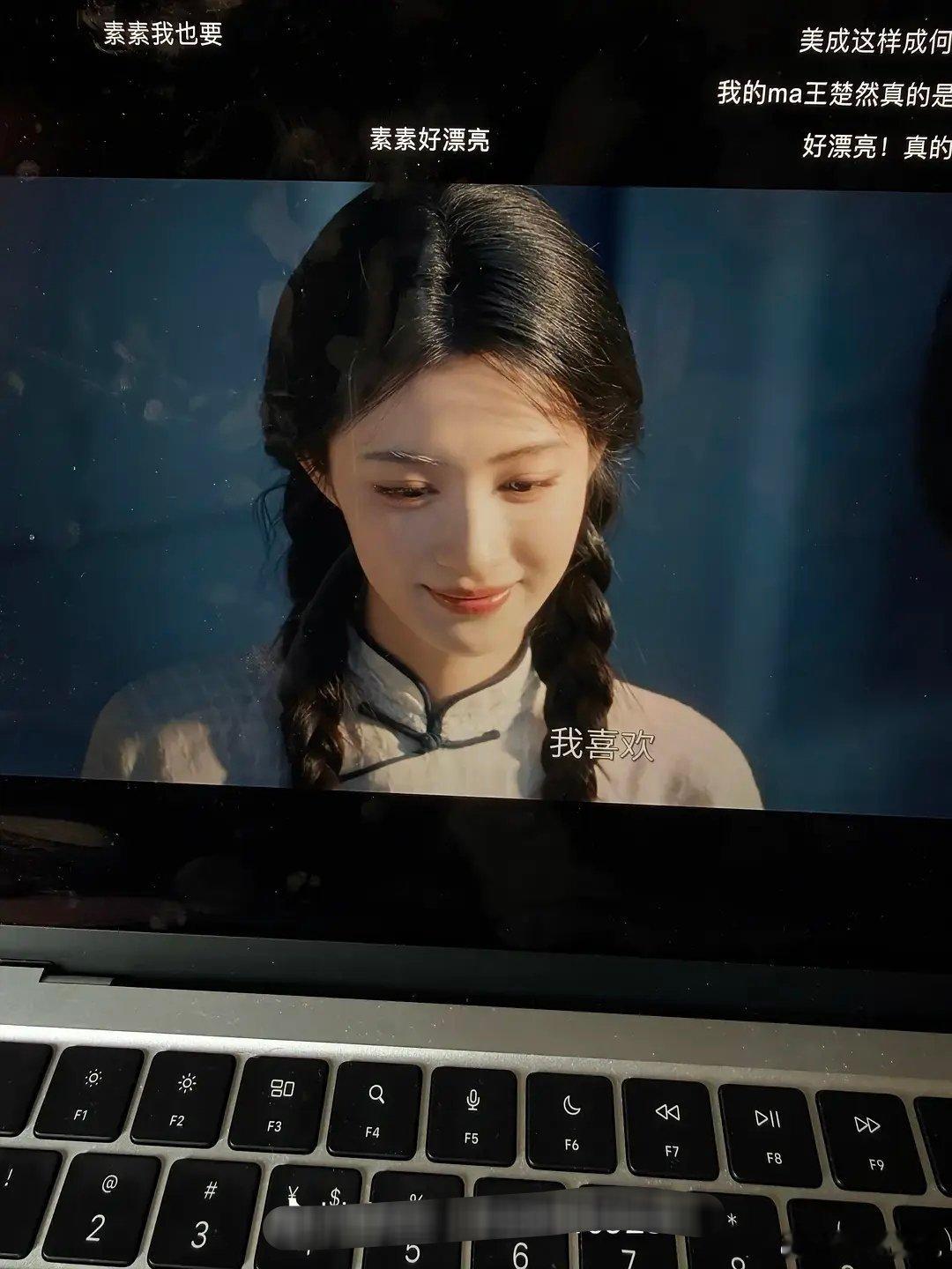 🚢在剧里美得不像样，算是95🌸里的顶美了，颜值身材都无可挑剔，真有人能对这张