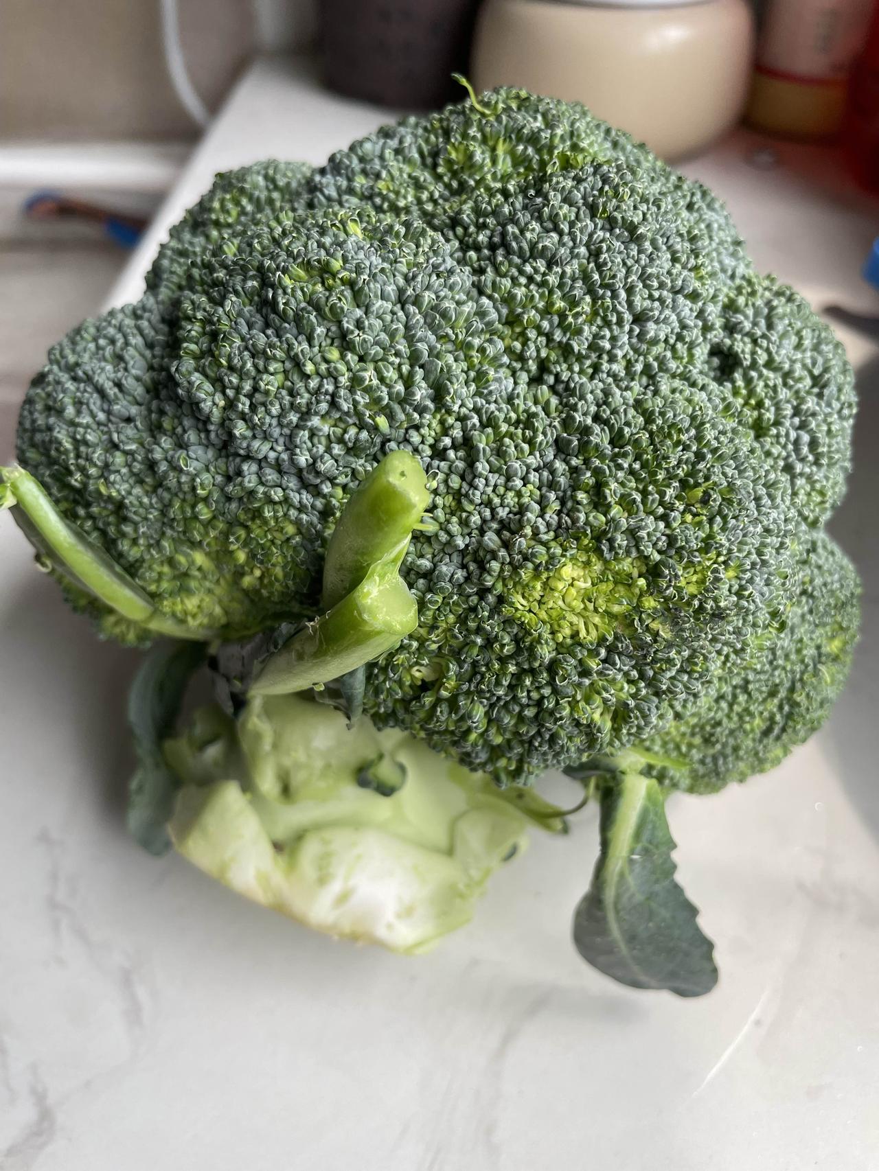就不相信了，这新鲜的西兰花难道还比不上冷冻很久的干净卫生有营养口味好，不要给我扯