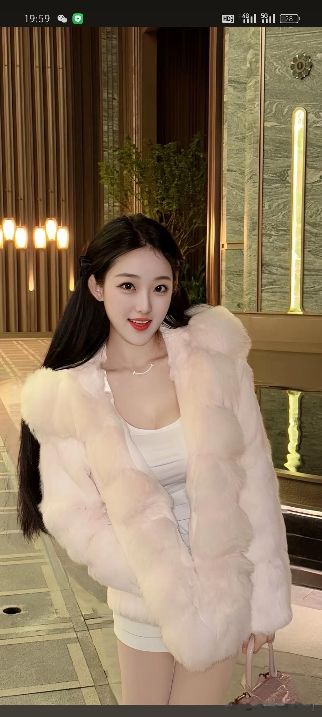 十億有哪个美女是让你一见钟情的 什么样的女生让人过目难忘?