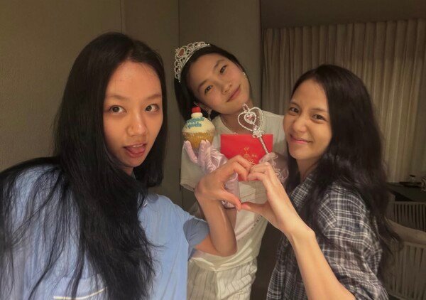 郑浩妍谈及她与 JISOO 和惠利一起的旅行：“首先，我们三个人同龄。我和 Hy