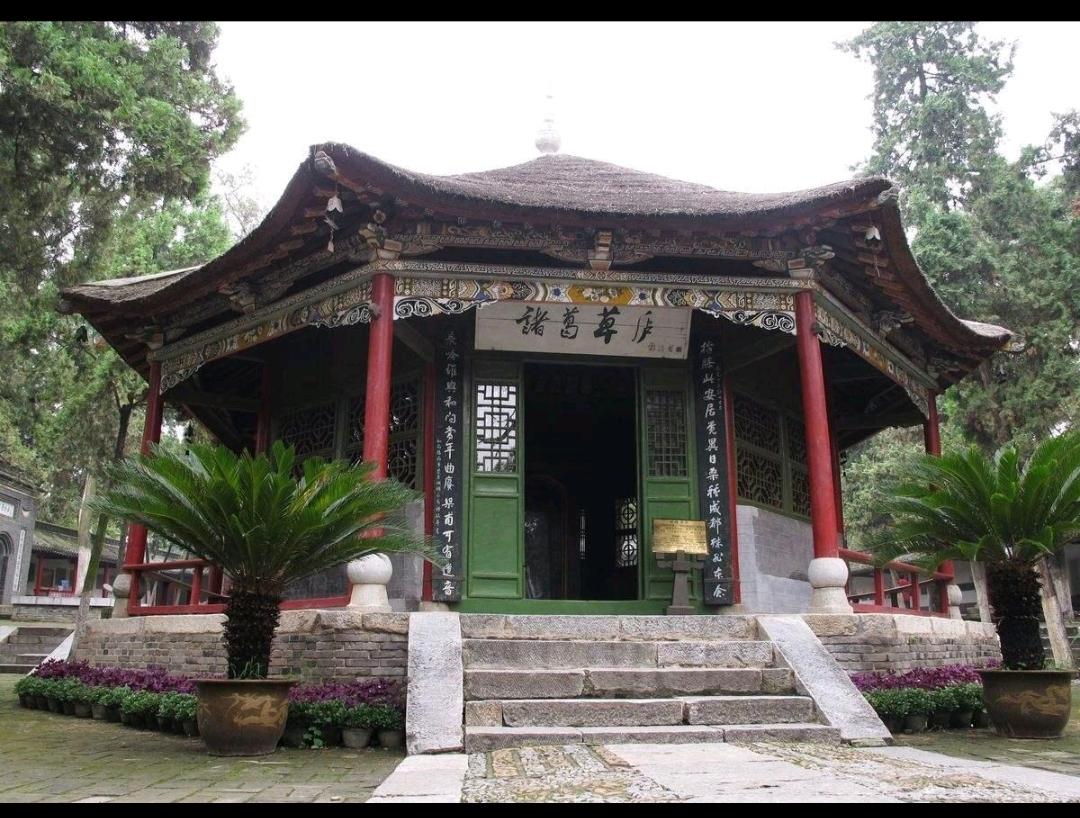 为什么南阳诸葛草庐从外形来看是蒙古包似的，而不是汉民族传统居住的草庐样式？
南阳