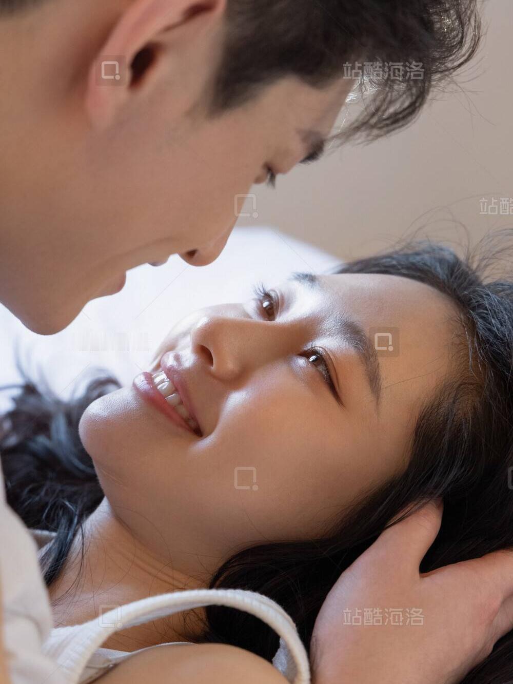 问大家个特私密的事儿：
咋拒绝另一半那方面的要求，
才不会伤感情啊？有时候
加班
