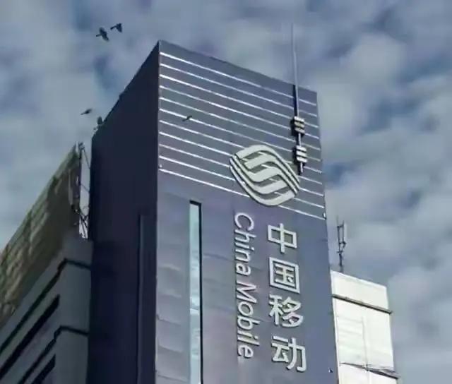 优质网络之外，贴心服务是移动的加分项。办理宽带、流量套餐全程流程简化，上门安装不