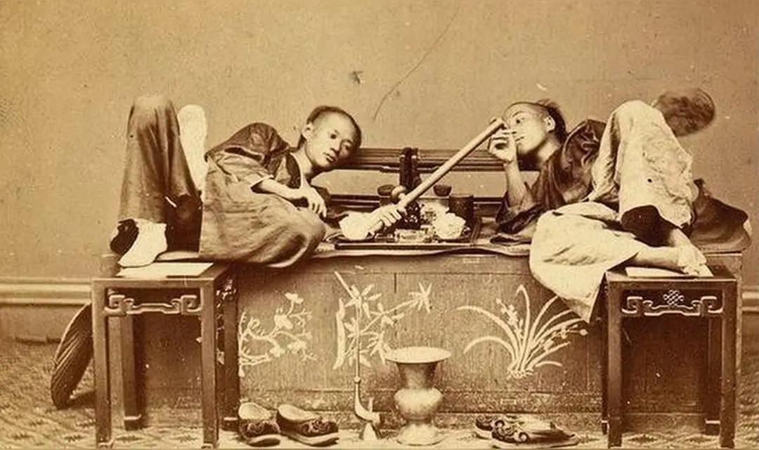 十九世纪，英国人用鸦片毒害中华民族，抽大烟的快感导致清廷几无可用之银、可用之兵，