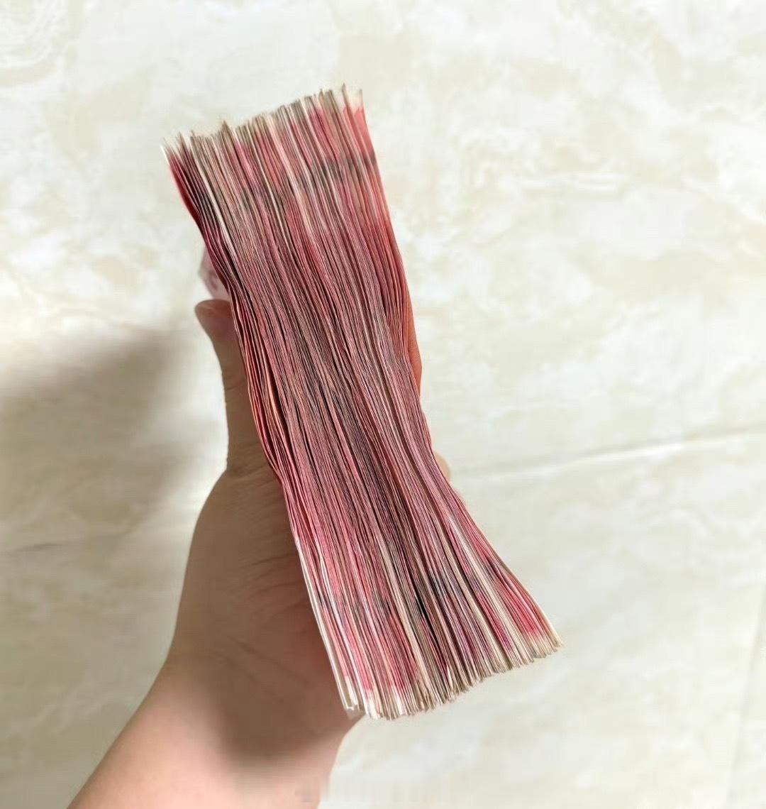手机支付多了，真的没发现一万已经这么多了，感觉以前用纸币的时候还能攒钱，现在基本