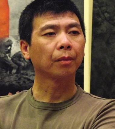 2000年，冯小刚开着豪车去看望瘫痪在床的母亲，照顾了母亲16年的姐姐小心翼翼地