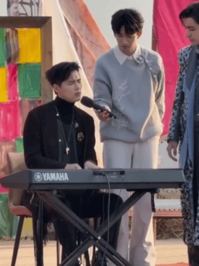 黄子弘凡新综艺路透黄子弘凡给阿云嘎当话筒架 黄子弘凡模仿阿云嘎那下也太皮了！还给