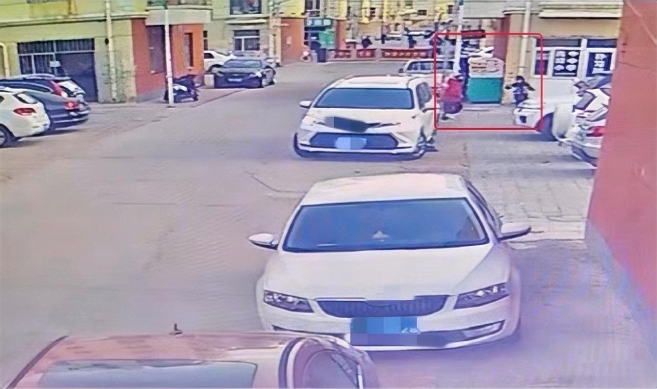 一条“女司机倒车撞死两人”的监控视频刚在网上流开，官方就甩出身份：肇事者是内蒙古