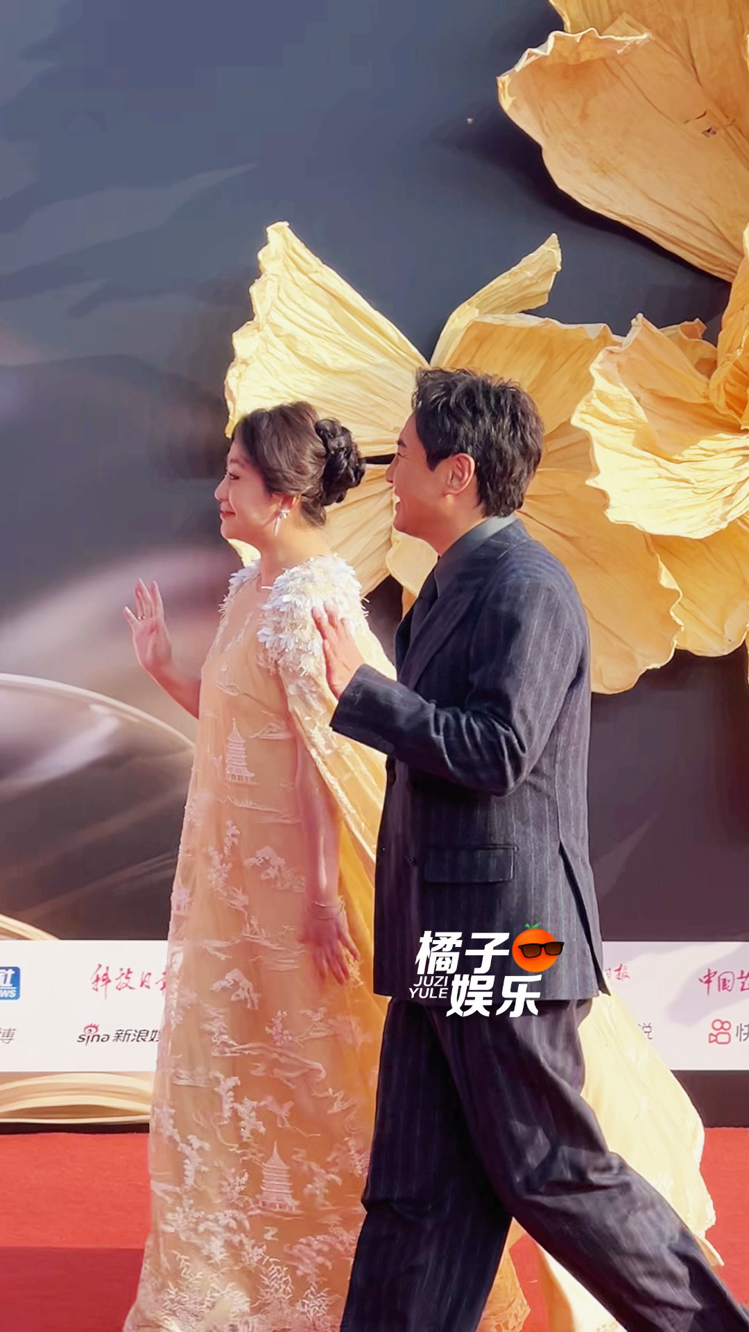 同步挥手同步谦让话筒特别特别有默契的我们沈马！沈腾马丽同步挥手