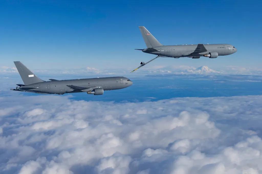 以色列首架波音 KC-46A “飞马” 加油机已在美国完成首次试飞，该机希伯来语