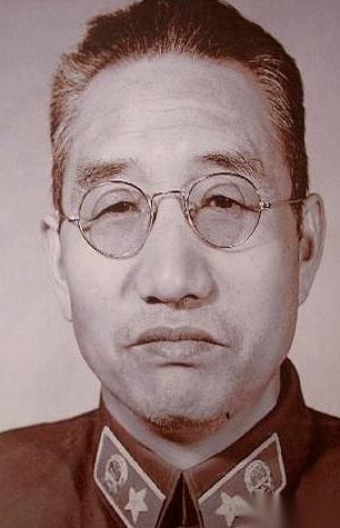 徐向前打下太原后，老家两个亲姐姐一路赶过来找他，风尘仆仆的，手攥着衣角站在门口，